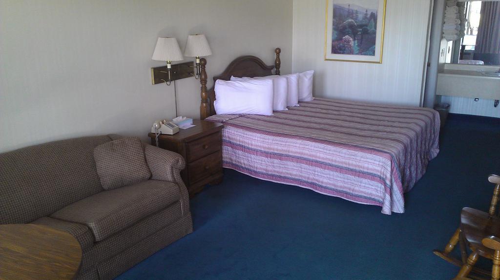 Almost Home Lodge Branson Room photo